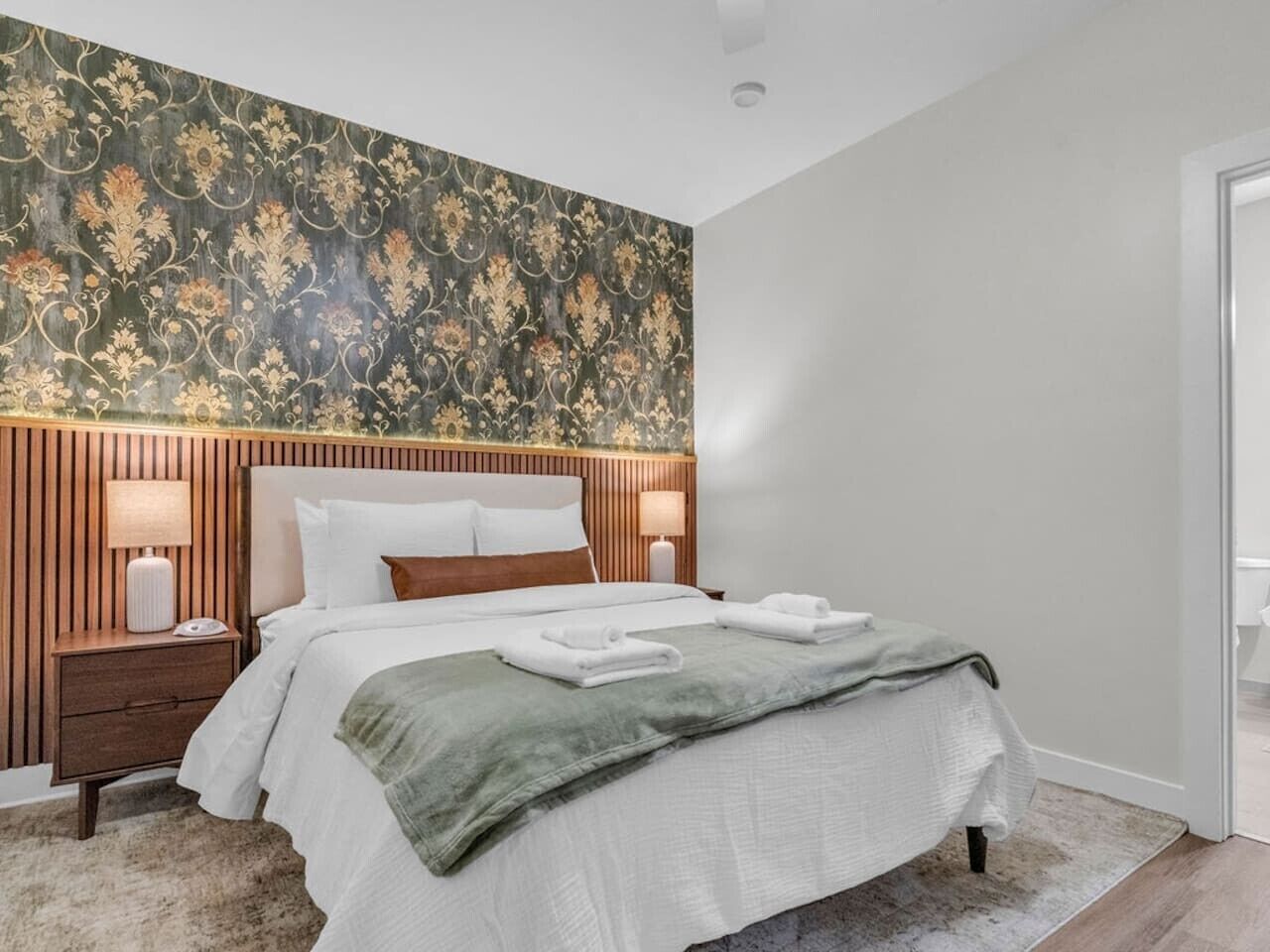 Desk, iron/ironing board, WiFi, bed sheets