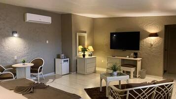 Suite Confort, balcón, vista a la ciudad | Espacio para trabajar con laptop y cortinas blackout