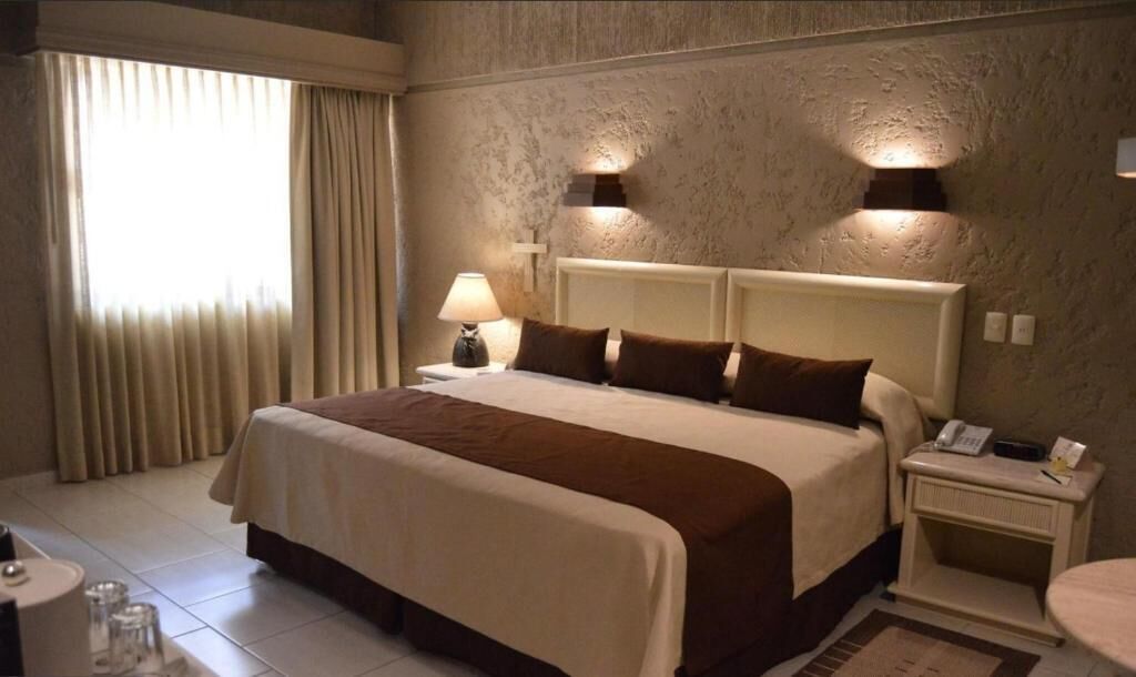 Espacio para trabajar con laptop y cortinas blackout 