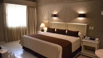 Espacio para trabajar con laptop y cortinas blackout
