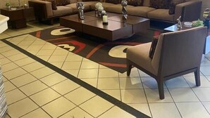 A living room with a sofa set, a coffee table, and a TV. - Hotel Casa Layun (Cordoba)