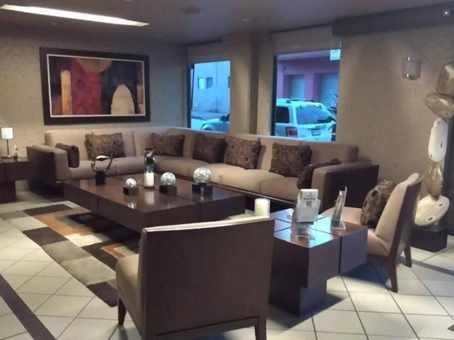 Ein modernes Wohnzimmer mit einer Eckcouch, einem Couchtisch und einem Kamin.