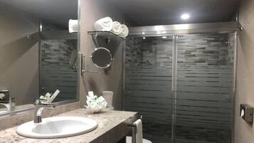 Chuveiro, secador de cabelo, toalhas de banho, sabonete