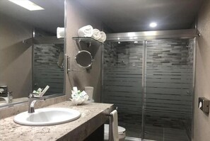 Chuveiro, secador de cabelo, toalhas de banho, sabonete