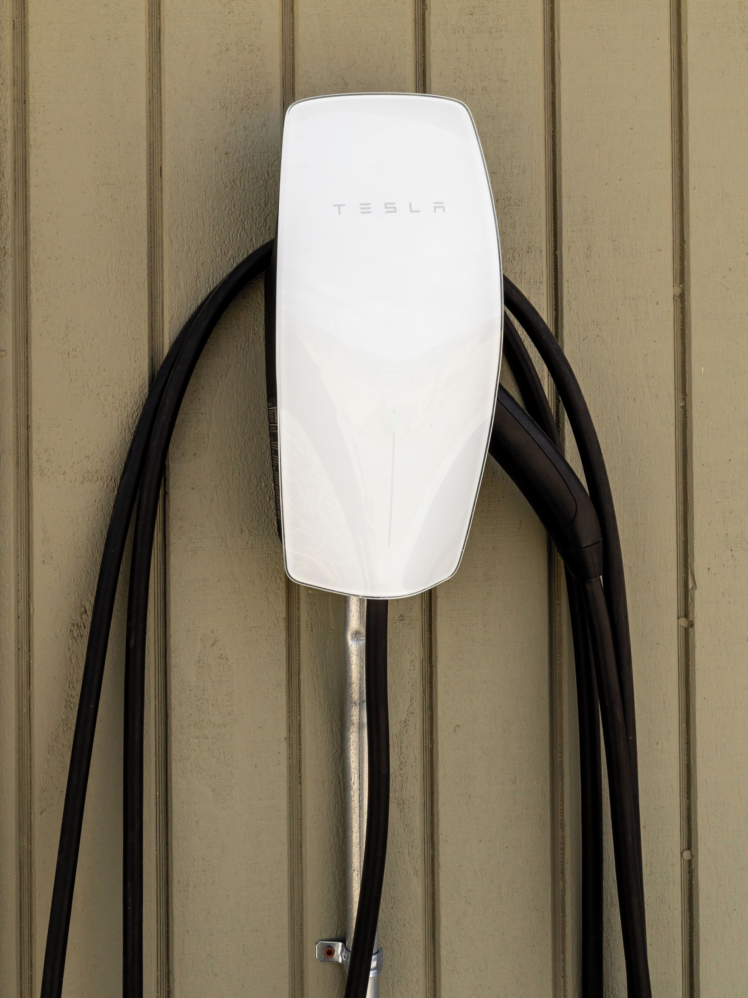 Una estación de carga de Tesla montada en una pared.