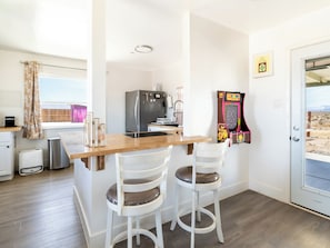 Refrigerador, microondas, placa de cocina, lavavajillas
