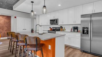 Fridge, oven, stovetop, dishwasher