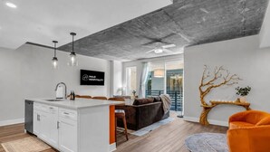 Un interno moderno con isola della cucina, zona pranzo e posti a sedere.
