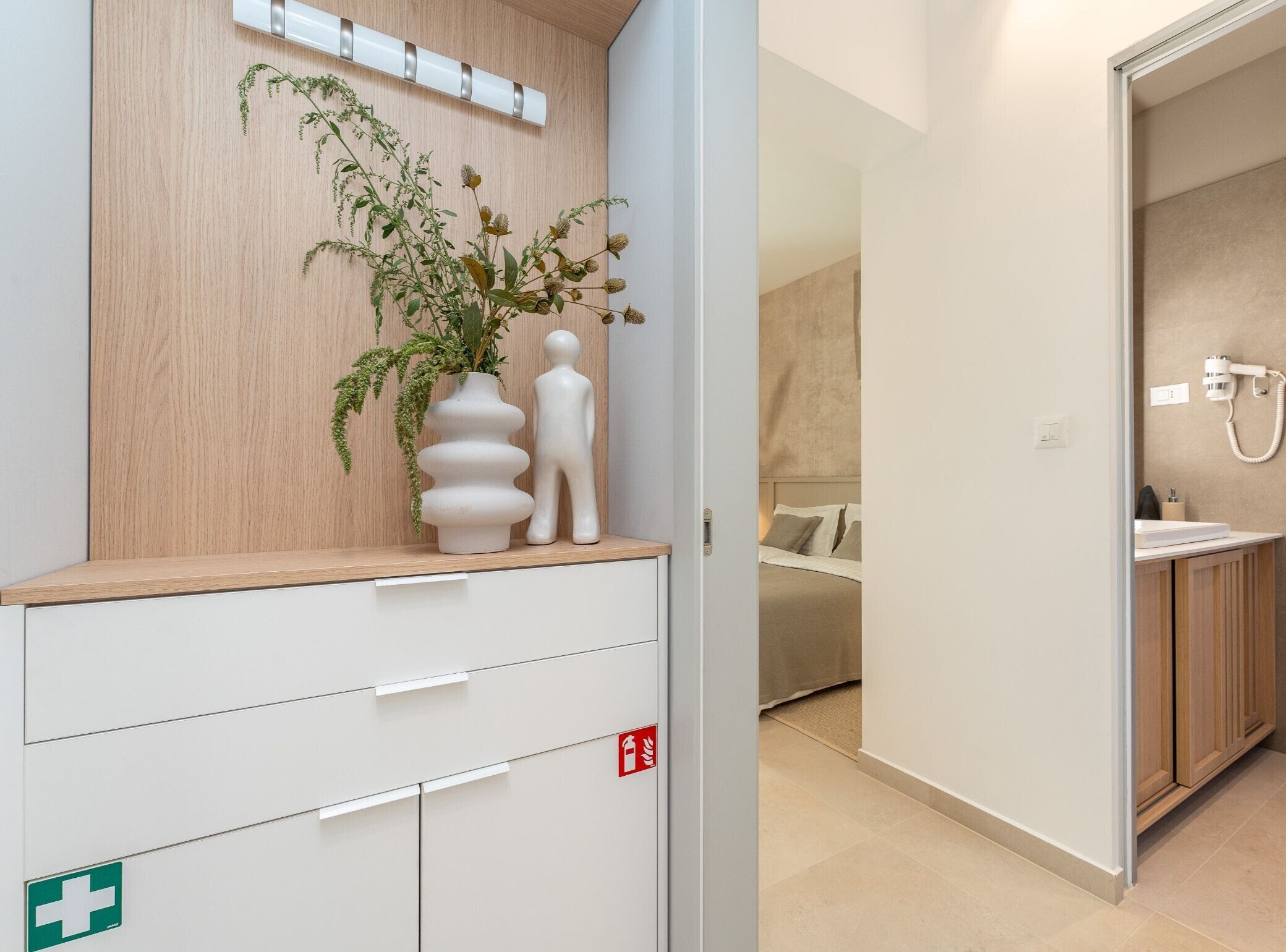 Ein modernes Badezimmer mit Dusche, Waschbecken und Toilette.