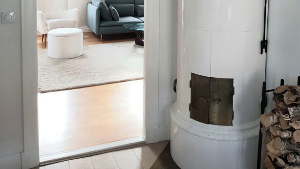 Ein modernes Wohnzimmer mit Kamin, einer Couch und einem Couchtisch.