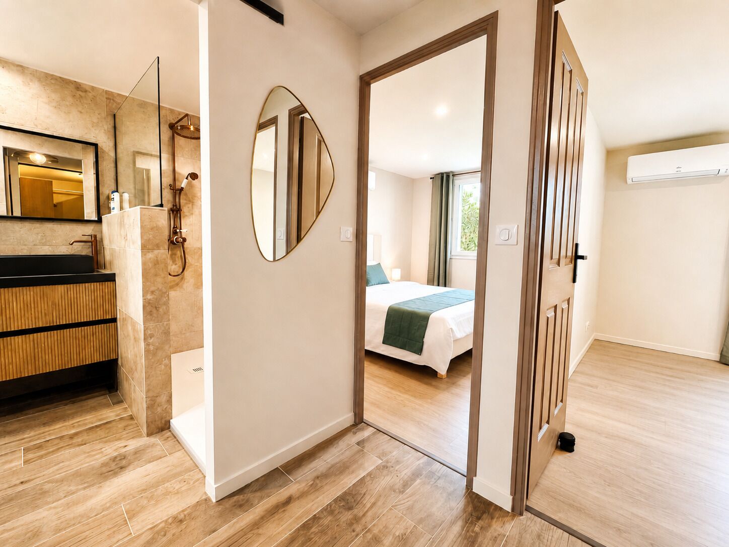 2 habitaciones, tabla de planchar con plancha y cuna de viaje 