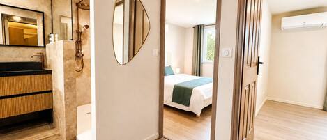 2 habitaciones, tabla de planchar con plancha y cuna de viaje
