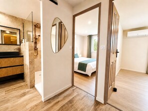 A modern bathroom with a large mirror, a shower, and a vanity. - Villa Victoria in Provence- Gîte Luberon (Mollégès)