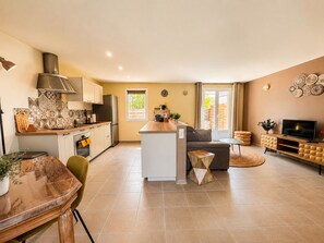 Eine moderne Wohnung mit Küche, Essbereich und Wohnzimmer.
