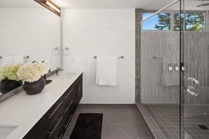 Shower, hair dryer, towels, soap - Luxury Seattle Retreat with Rooftop Views, Prime Location, Amenities — 3BR, 2 BA (Seattle)