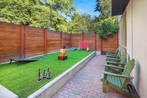 Terrace/patio - Luxury Seattle Retreat with Rooftop Views, Prime Location, Amenities — 3BR, 2 BA (Seattle)