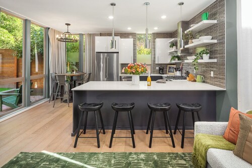 Luxury Retreat with Rooftop Views, Prime Location, Grill, Outdoor Games, TV