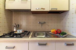 Wasserkocher mit Kaffee-/Teezubehör, Kühlschrank