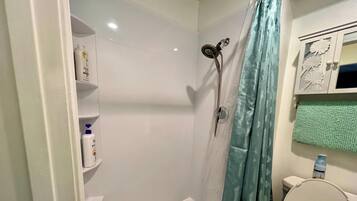 Chuveiro, secador de cabelo, toalhas de banho, sabonete