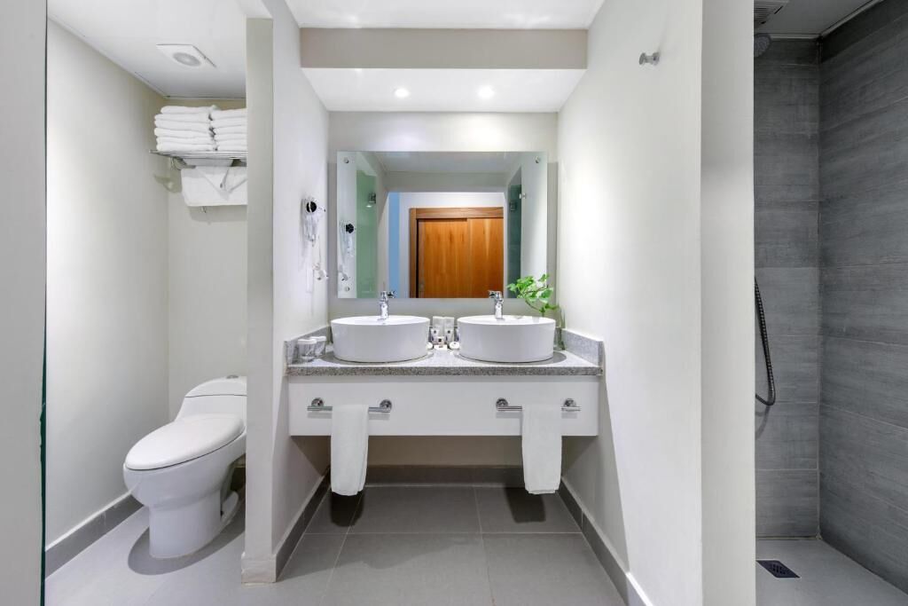 Twin Room, Balcony, Pool View | Bathroom