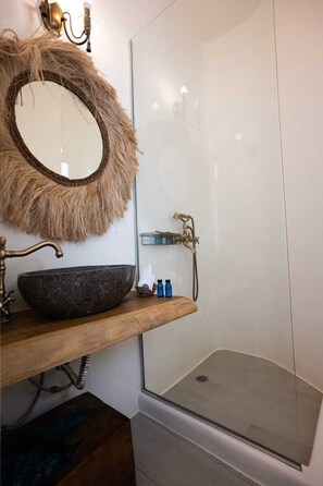 Apartamento, vista para o mar | Banheiro | Produtos de toalete grátis, secador de cabelo, toalhas de banho 