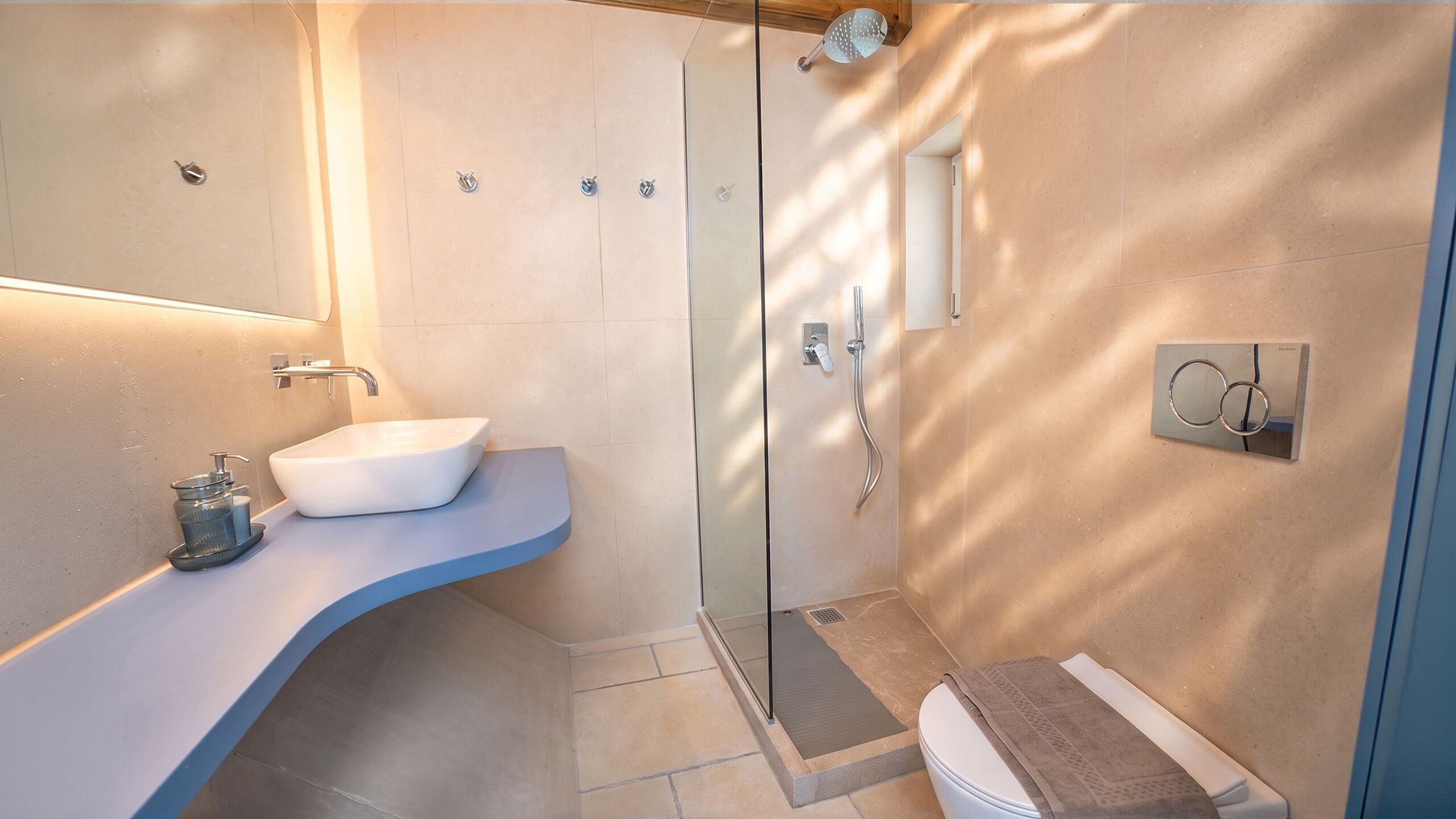 Duplex | Salle de bain | Articles de toilette (gratuits), séchoir à cheveux, serviettes fournies