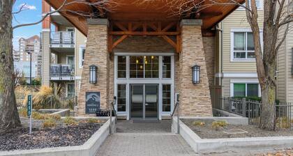Okanagan Lake Escape at Waterscapes Resort - pool, hot tub, gym, 5 mins to lake.
