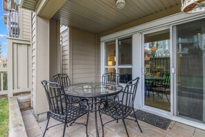 Outdoor dining - Okanagan Lake Escape at Waterscapes Resort - pool, hot tub, gym, 5 mins to lake. (Kelowna)