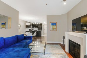 Living area - Okanagan Lake Escape at Waterscapes Resort - pool, hot tub, gym, 5 mins to lake. (Kelowna)