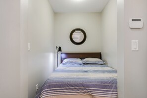 WiFi, bed sheets - Okanagan Lake Escape at Waterscapes Resort - pool, hot tub, gym, 5 mins to lake. (Kelowna)
