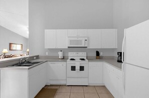 Private kitchen - 3BR Home Near Disney in Gated Club Cortile (Kissimmee)