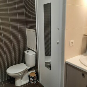Ein Badezimmer mit Toilette, Bidet und Waschbecken.