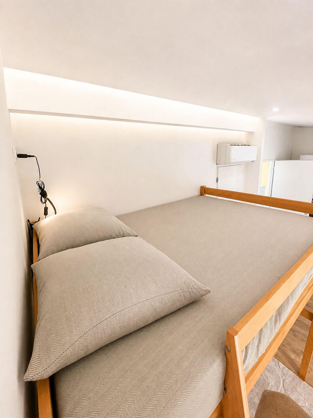 1 habitación, tabla de planchar con plancha y cuna de viaje 