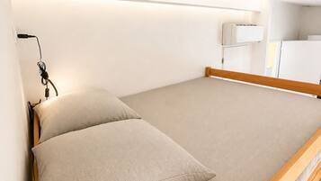 1 habitación, tabla de planchar con plancha y cuna de viaje