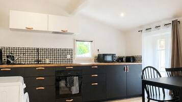 Refrigerador, microondas, horno, placa de cocina