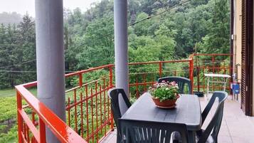 Apartment 6 Classic, Partial Lake View | Outdoor dining