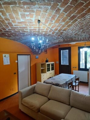Classic Apartment, Garden View | Living area