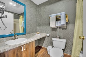 Suite monolocale Standard | Bagno | Asciugamani, sapone, shampoo, carta igienica