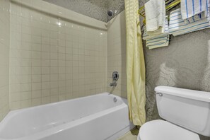 Studio Suite Standar | Kamar mandi | Handuk, sabun, sampo, dan tisu toilet