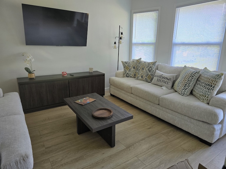 Charming 2-bedroom Apartment In Vibrant Jefferson Chalmers Neighborhood - カナダ ウィンザー