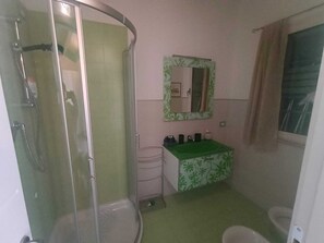 Shower, hair dryer, bidet, towels - Vrbo Property (Marche)