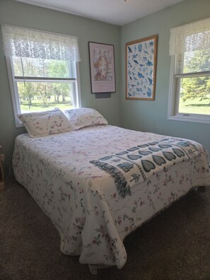 2 bedrooms, WiFi, bed sheets - Cozy 2-bedroom cabin in serene Bayfield with AC (Bayfield)