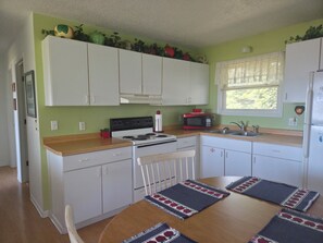 Private kitchen - Cozy 2-bedroom cabin in serene Bayfield with AC (Bayfield)