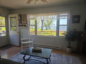 Living area - Cozy 2-bedroom cabin in serene Bayfield with AC (Bayfield)