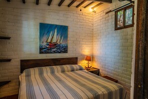 3 chambres, coffres-forts dans les chambres, fer et planche à repasser