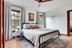 Free WiFi, bed sheets - Secluded Hill Country Bungalow (Driftwood)