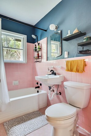 Hair dryer, towels, soap, toilet paper - Secluded Hill Country Bungalow (Driftwood)