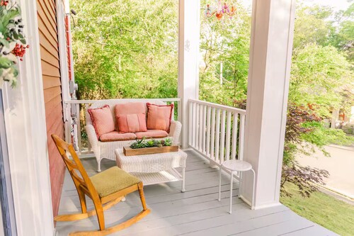 Awesome 1-bedroom farmhouse with AC walkable to downtown Hot Springs