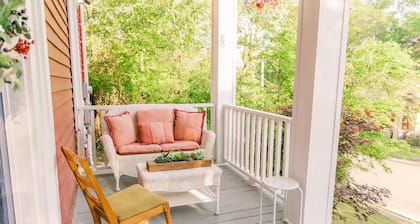 Awesome 1-bedroom farmhouse with AC walkable to downtown Hot Springs