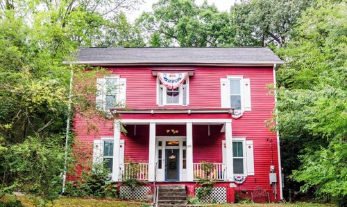 Awesome 1-bedroom farmhouse with AC walkable to downtown Hot Springs